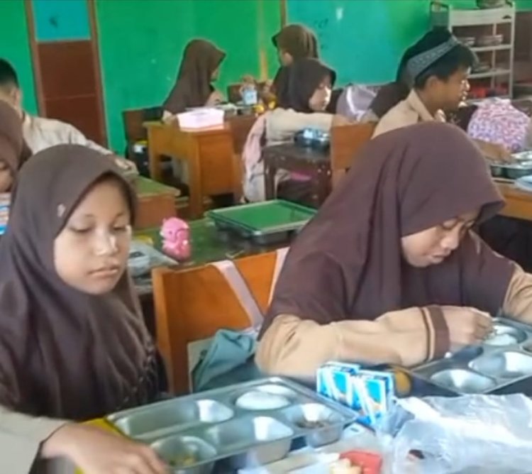 Dapur Wanasari, Menyalurkan MBG ke 10 Sekolah di Desa Wanasari, Kecamatan Teluk Jambe Barat, Karawang