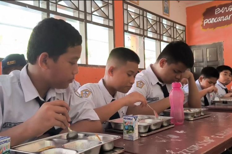 Ribuan siswa di Kabupaten Polewali Mandar, Sulawesi Barat, Menerima Manfaat MBG